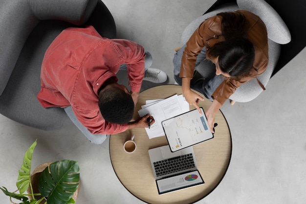 Le persone che lavorano con documenti distesi