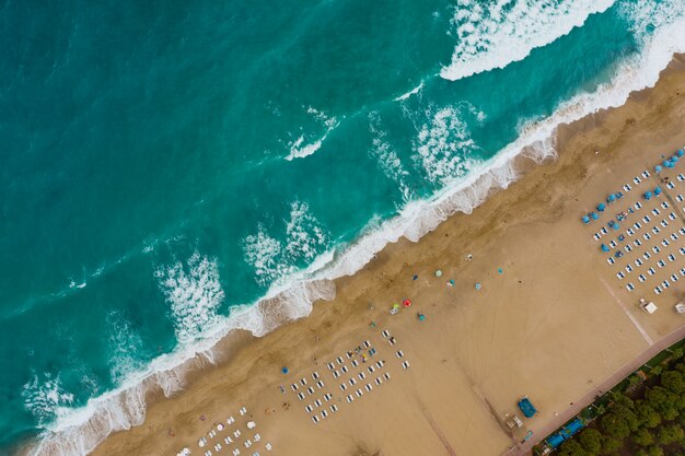 Le persone che riposano sulla spiaggia si godono le vacanze estive