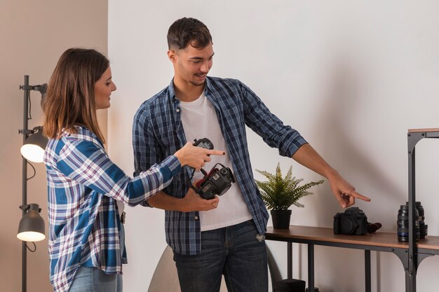 Le persone che scelgono un obiettivo per la propria fotocamera