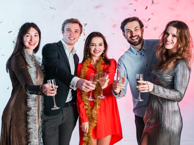 Le persone con gli occhiali brindando alla festa di Natale