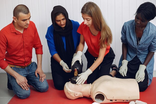 Le persone praticano la medicina