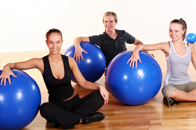 Le persone raggruppano facendo esercizi di fitness