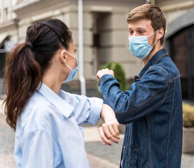 Le persone salutano in un modo nuovo e normale