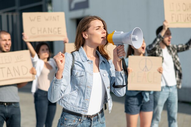 Le persone si riuniscono per radunarsi per la pace