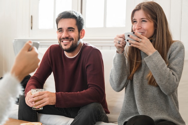 Le persone trascorrono del tempo a casa