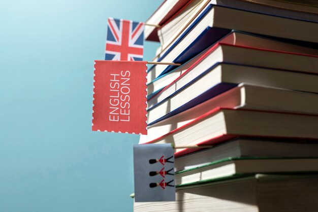 Le pile di libri in inglese sul tavolo dello spazio di lavoro