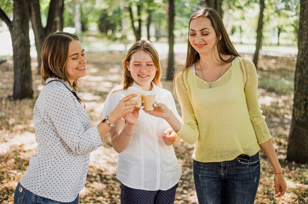 Le ragazze adolescenti esultano con il gelato