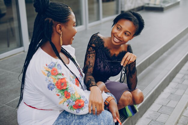 Le ragazze camminano per le strade della città