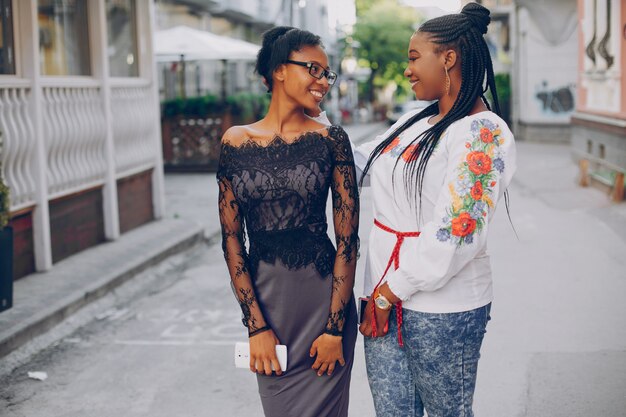 Le ragazze camminano per le strade della città