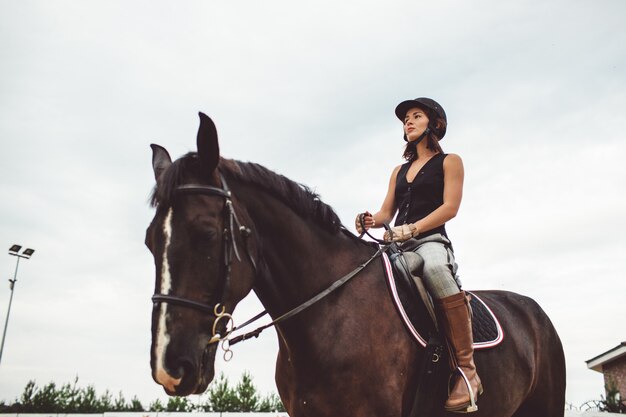 le ragazze cavalcano a cavallo