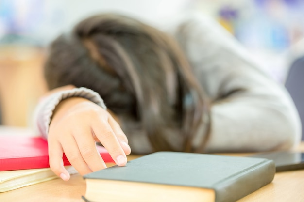 Le ragazze fanno un pisolino mentre leggono libri