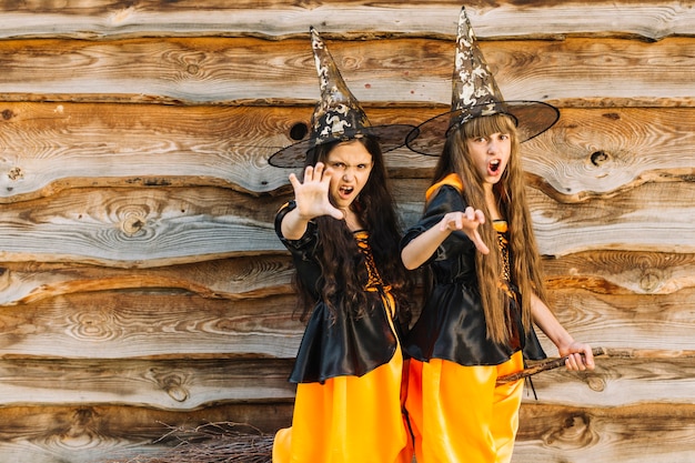 Le ragazze in costumi delle streghe mostrano le mani