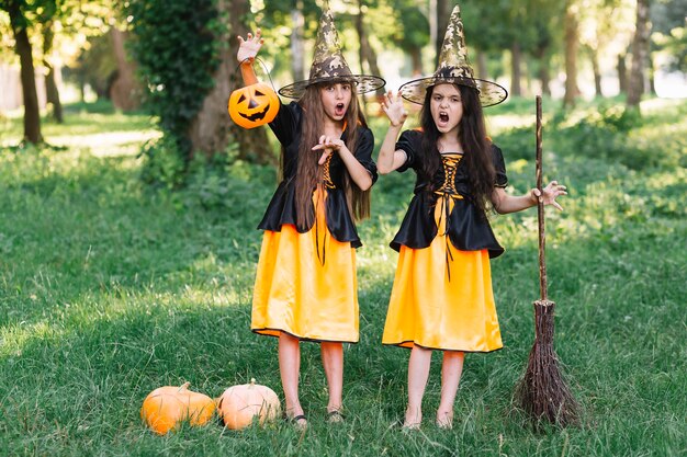 Le ragazze in costumi delle streghe mostrano le mani