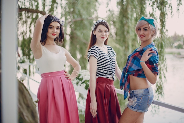 Le ragazze in posa con un albero e lo sfondo del mare