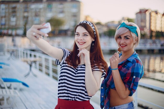 Le ragazze in posa per una selfie