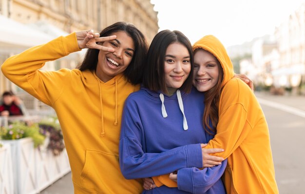 Le ragazze sono amiche anche con differenze di etnia