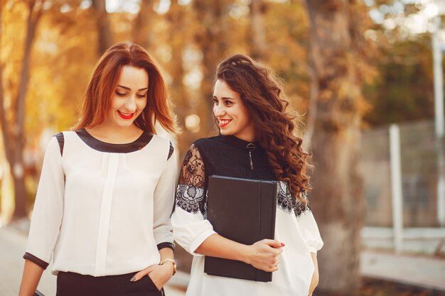 Le ragazze stanno camminando per le strade della città