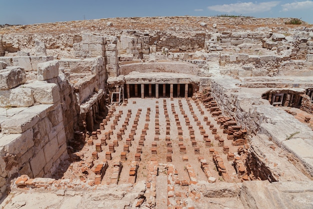 Le rovine antiche del bagno termale al sito archeologico del patrimonio mondiale di Kourion vicino a Limassol, Cipro.