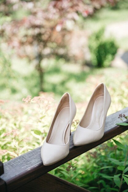 Le scarpe della sposa sono sul balcone