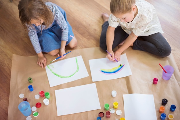 Le sorelle si sono concentrate sul loro lavoro creativo