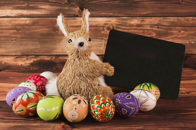 Le uova di Pasqua si avvicinano al giocattolo del coniglio con carta