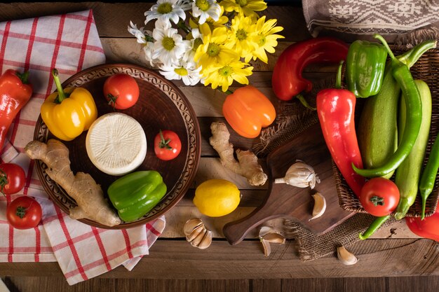 Le verdure si mescolano su una tavola di legno