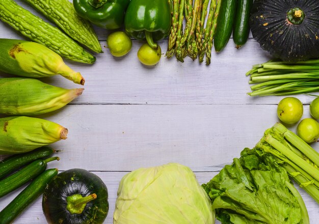 Le verdure verdi su un tavolo