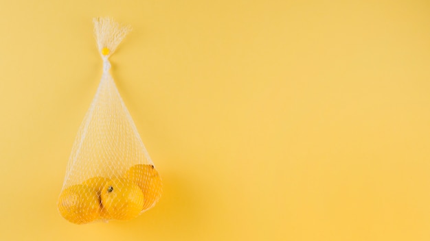 Legato netto con limoni interi su sfondo giallo