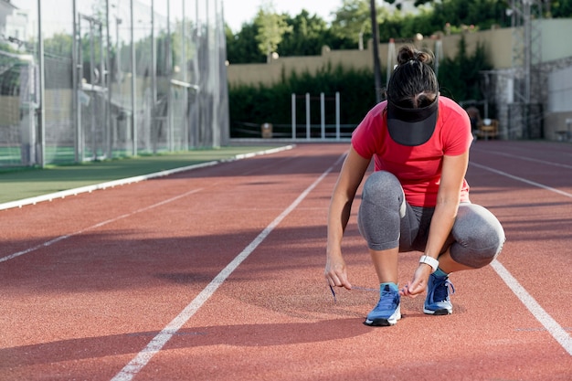 Legatura femminile delle scarpe delle scarpe