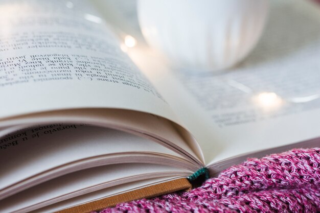 Leggere un libro e bere caffè