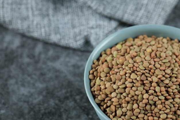 Lenticchia fresca e sana verde in una ciotola blu