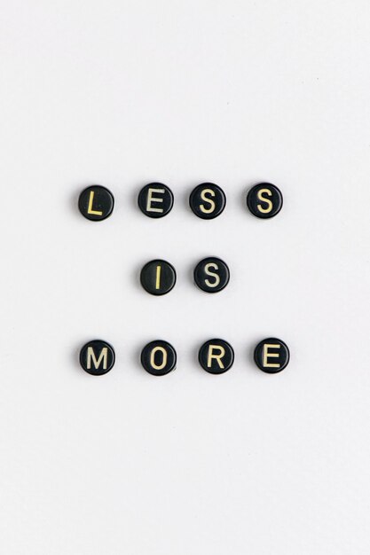 LESS IS MORE tipografia di parole perline