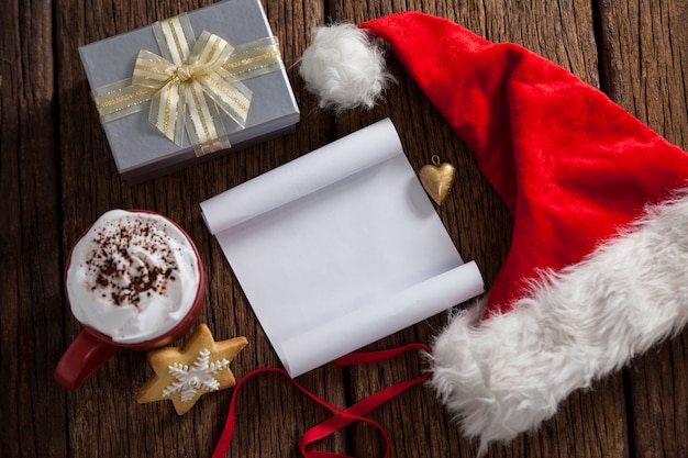 Lettera a Babbo Natale in bianco con un cappello di santa