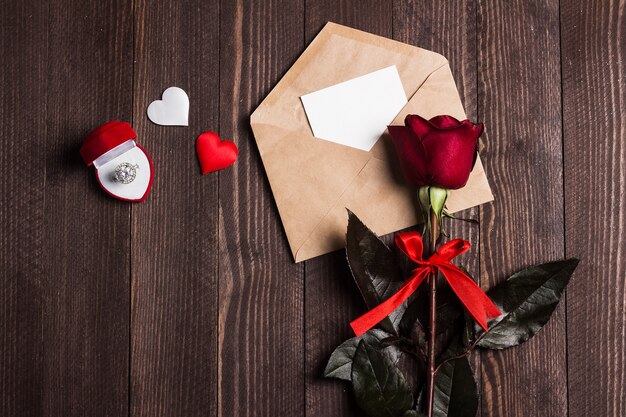 Lettera d&#39;amore della busta di giorno di biglietti di S. Valentino con l&#39;anello di fidanzamento della cartolina d&#39;auguri