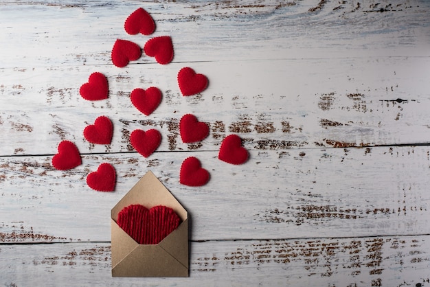 Lettera in bianco su fondo di legno, concetto di San Valentino