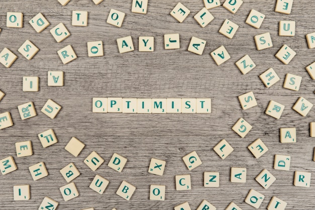 Lettere che formano la parola ottimista