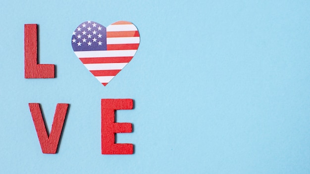 Lettere d'amore vista dall'alto con bandiera degli Stati Uniti cuore e copia-spazio