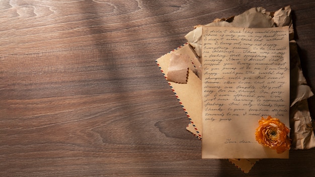 Lettere d'amore vista dall'alto con spazio di copia