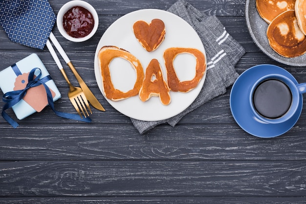 Lettere di pane vista dall'alto per lo spazio della copia festa del papà