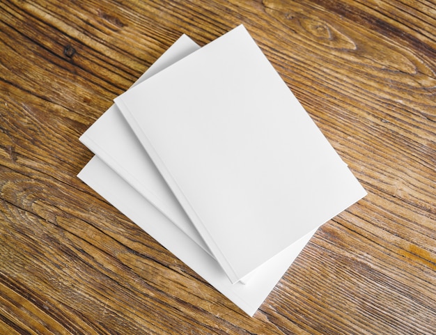 Lettere su un tavolo di legno