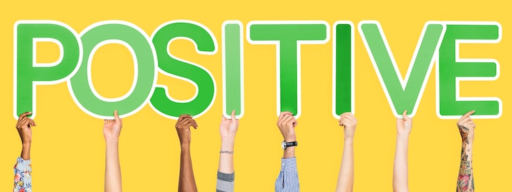Foto gratuito lettere verdi che formano la parola positiva