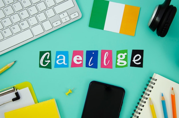 Lettering Irlanda accanto alla bandiera dell'Irlanda