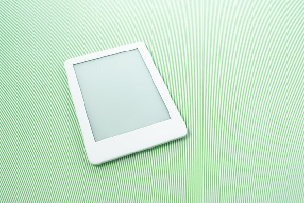Lettore di ebook su sfondo a strisce verdi