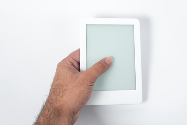 Lettore di ebook su sfondo bianco isolato tenuto da una mano maschile