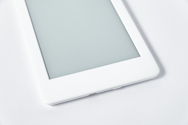 Lettore di ebook su sfondo bianco isolato