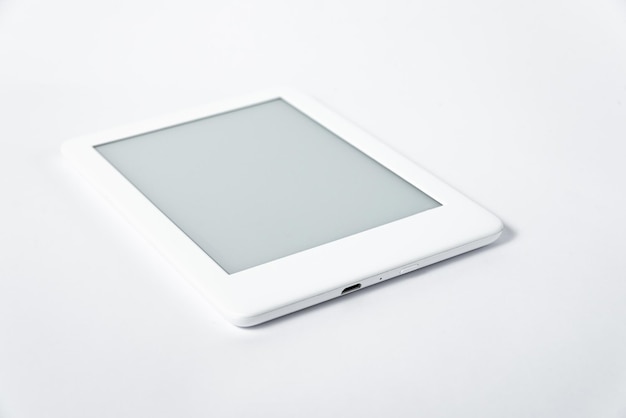Lettore di ebook su sfondo bianco isolato
