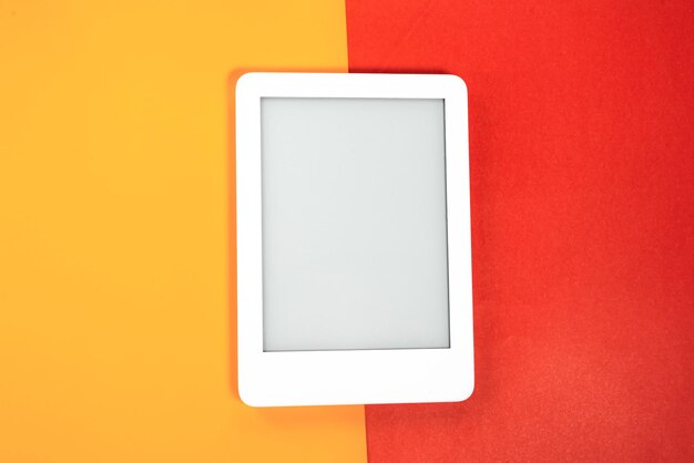 Lettore di ebook su sfondo giallo e rosso