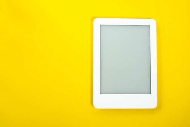 Lettore di ebook su sfondo giallo