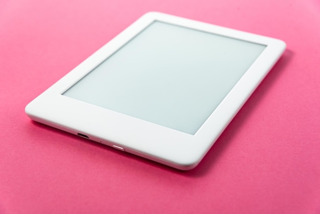 Lettore di ebook su sfondo rosa