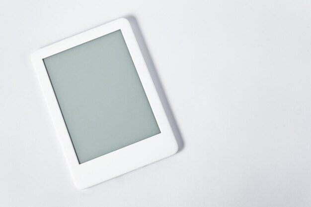 Lettore di libri elettronici su sfondo bianco isolato